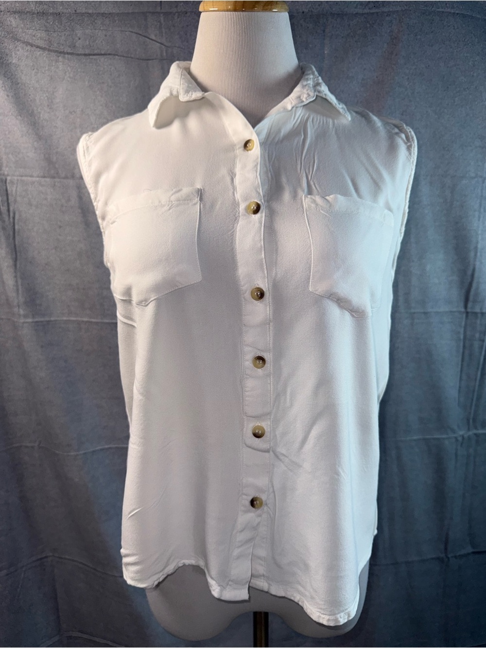1358-Sim & Sam Sleeveless White Button-Front Shirt with Chest Pockets